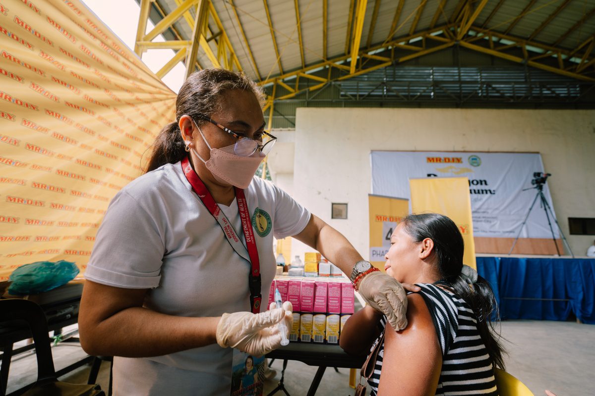 Nurse providing a free medical consultation during the mission